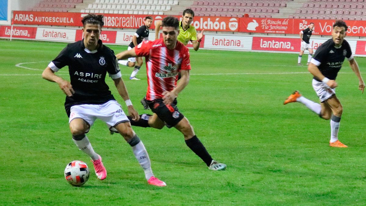 Héctor protege el balón ante un defensor del Zamora durante el amistoso jugado en pretemporada. | CYD