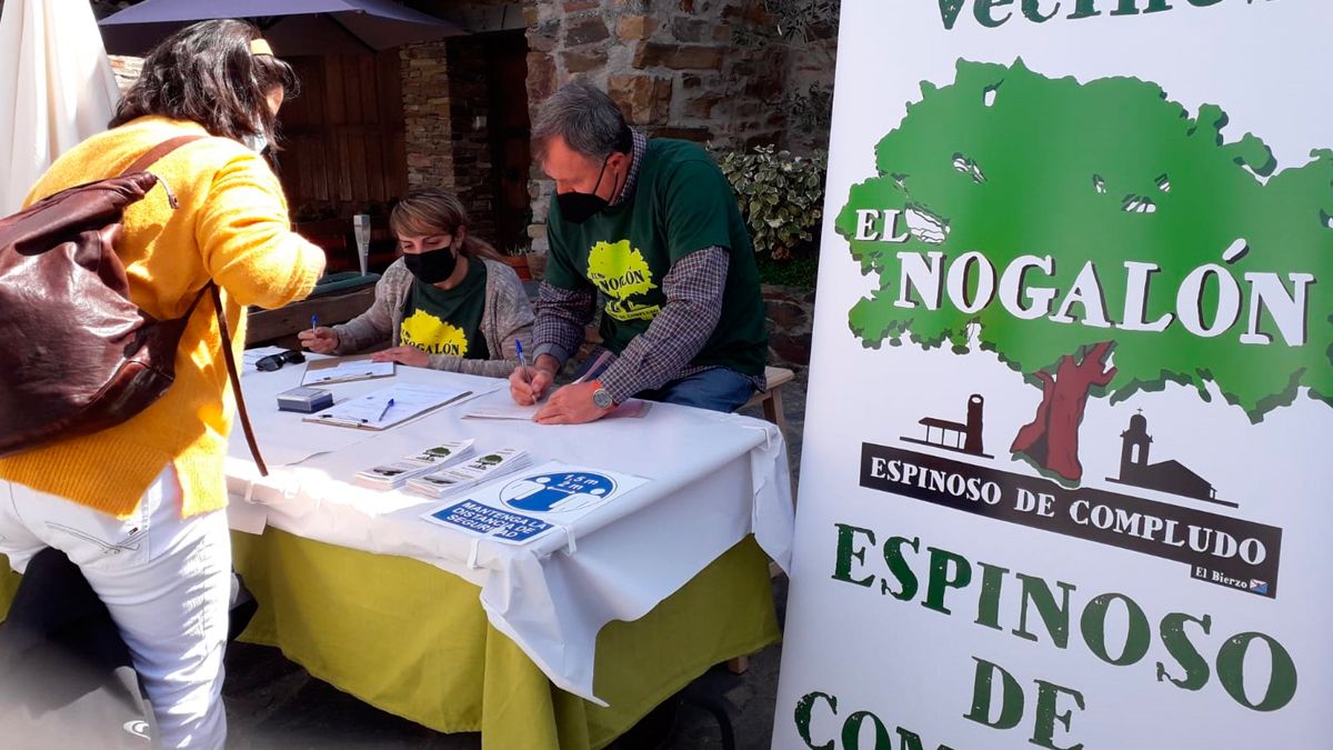 Primer contacto de El Nogalón con los vecinos. de Espinoso de Compludo.