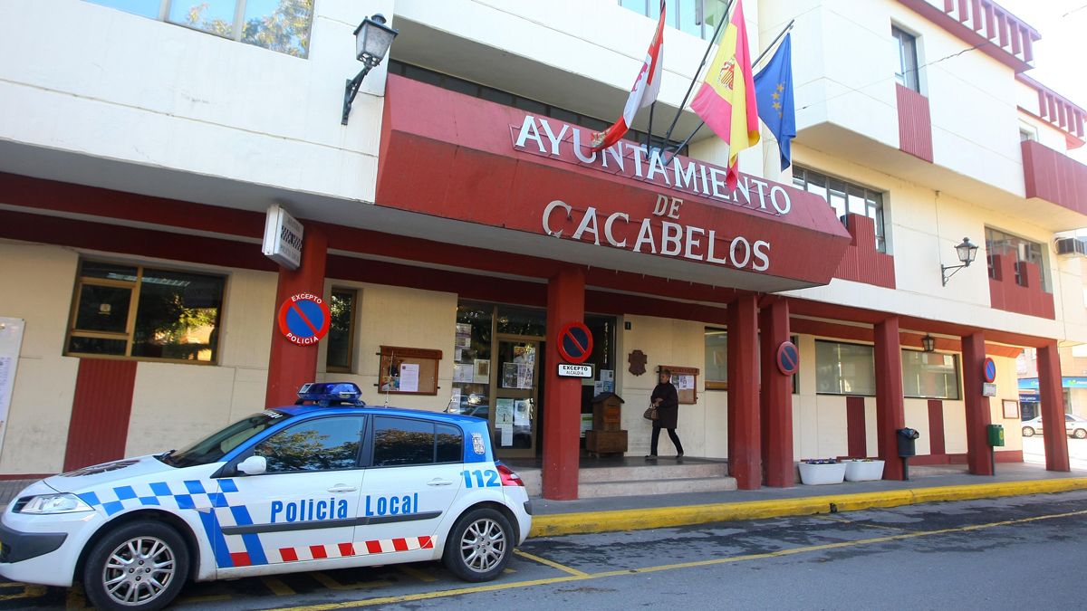 Fachada del Ayuntamiento de Cacabelos. Fachada del Ayuntamiento de Cacabelos.