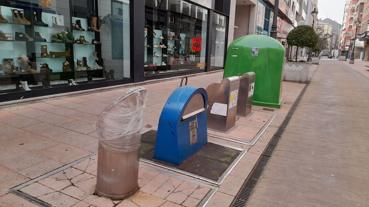 La ONG expuso la basura recogida en el río el día antes. | ICAL