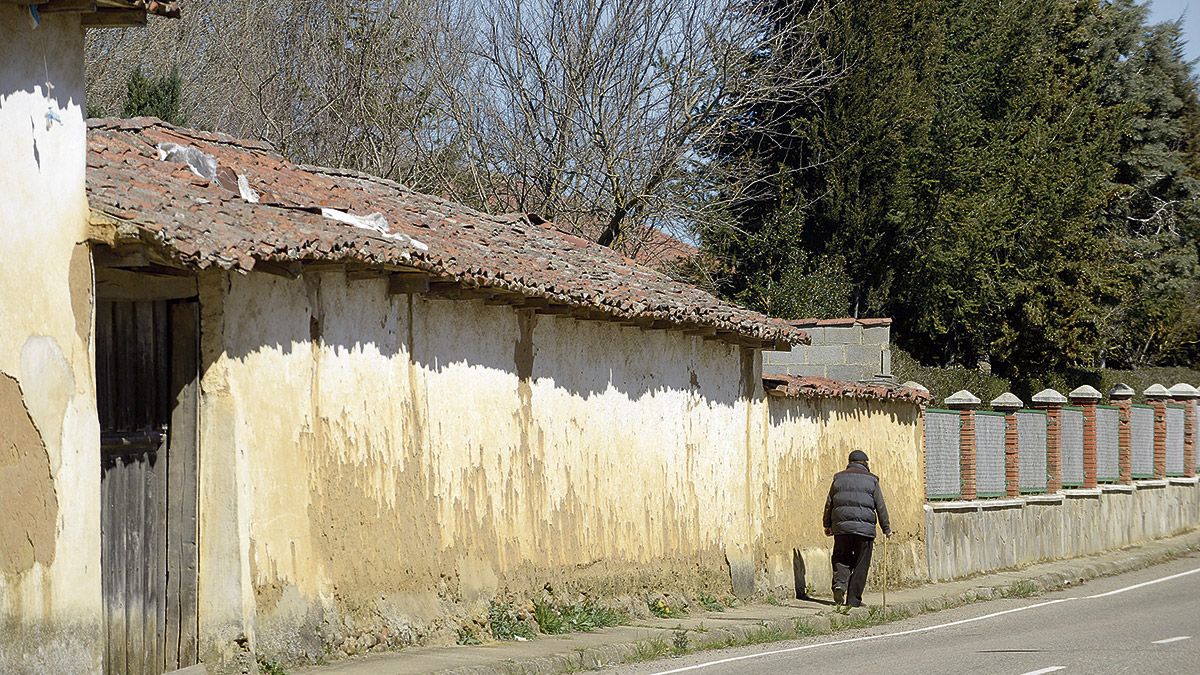 Un hombre camina solitario por Villaverde de Arcayos. | MAURICIO PEÑA