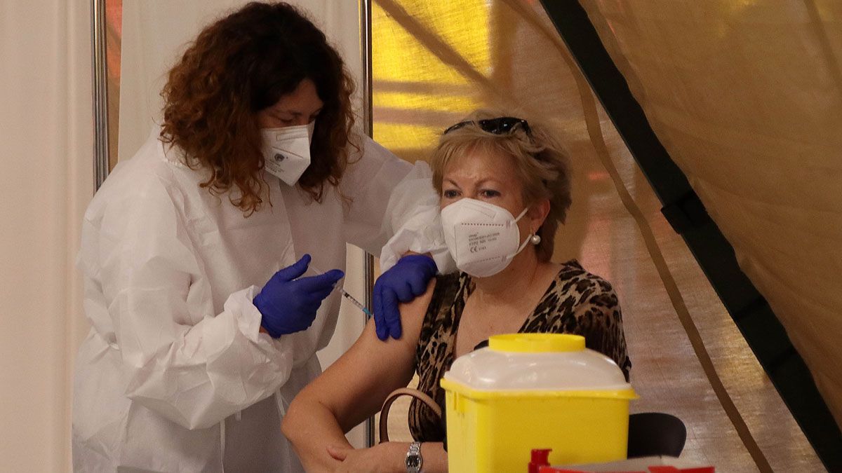 Una mujer recibe la vacuna en una de las convocatorias masivas en el Palacio de Exposiciones. | ICAL