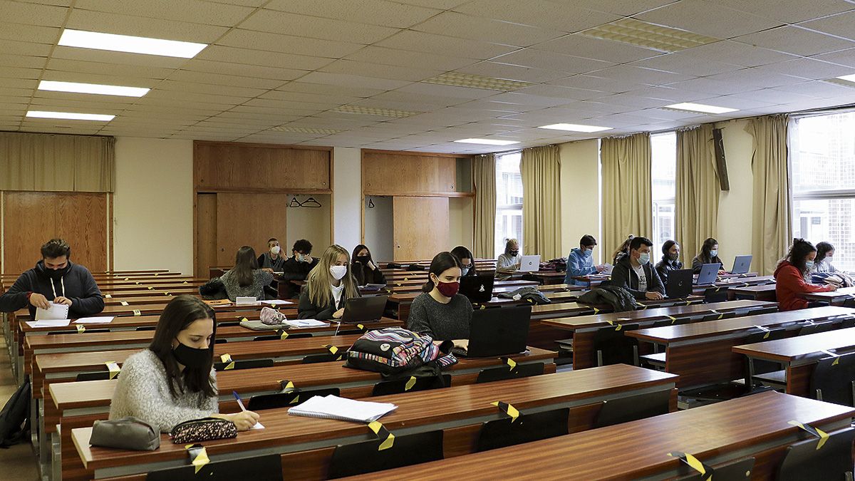 Un aula con separación entre los estudiantes, una de las medidas tomadas para garantizar la buena marcha de un curso marcado por la pandemia. | L.N.C.