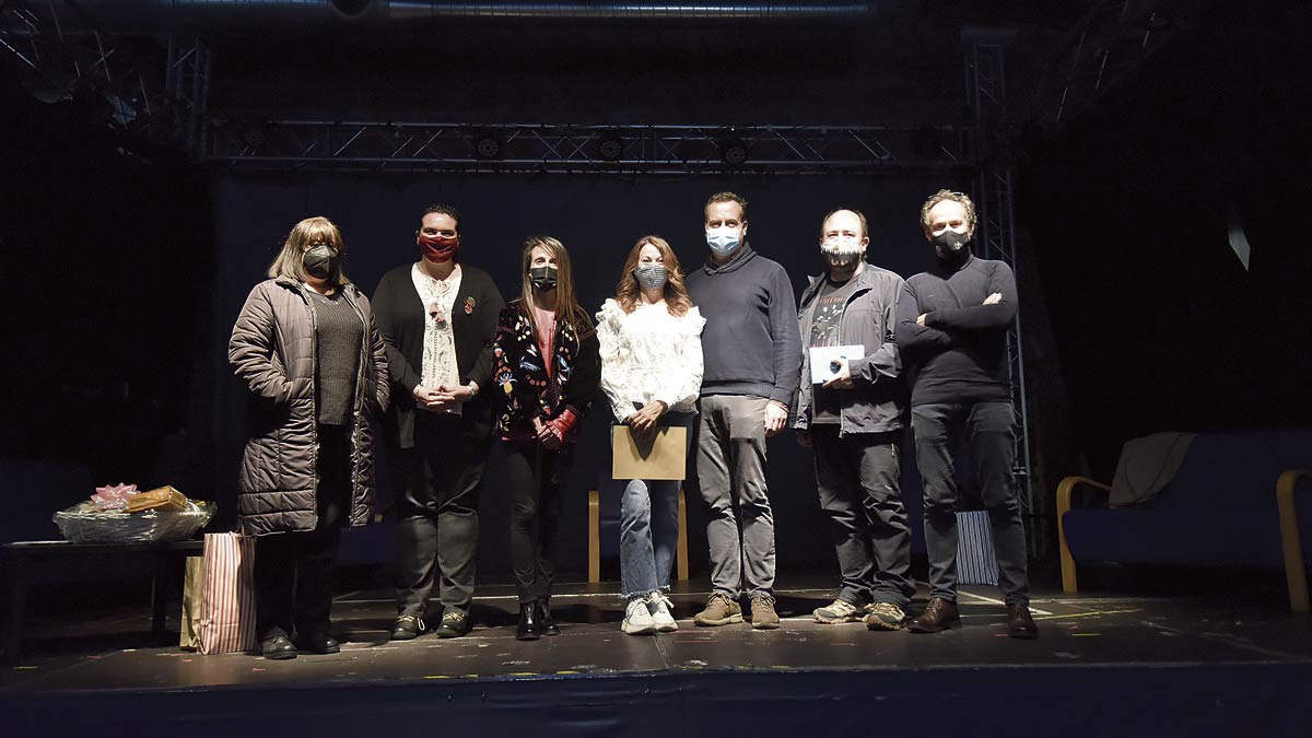 Foto de familia de los organizadores y los ganadores del Concurso de Poesía con Titulares de Periódico. | SAÚL ARÉN