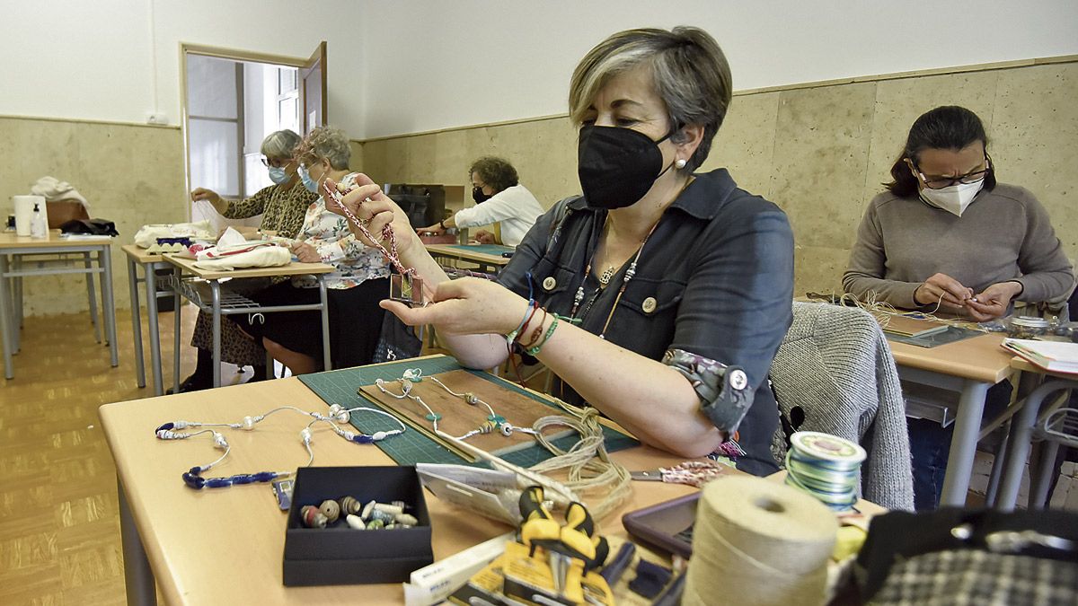 Varias de las alumnas del ‘Taller de Joyería creativa y aplicaciones artísticas del vidrio’ en una de las clases. | SAÚL ARÉN Varias de las alumnas del ‘Taller de Joyería creativa y aplicaciones artísticas del vidrio’ en una de las clases. | SAÚL ARÉN