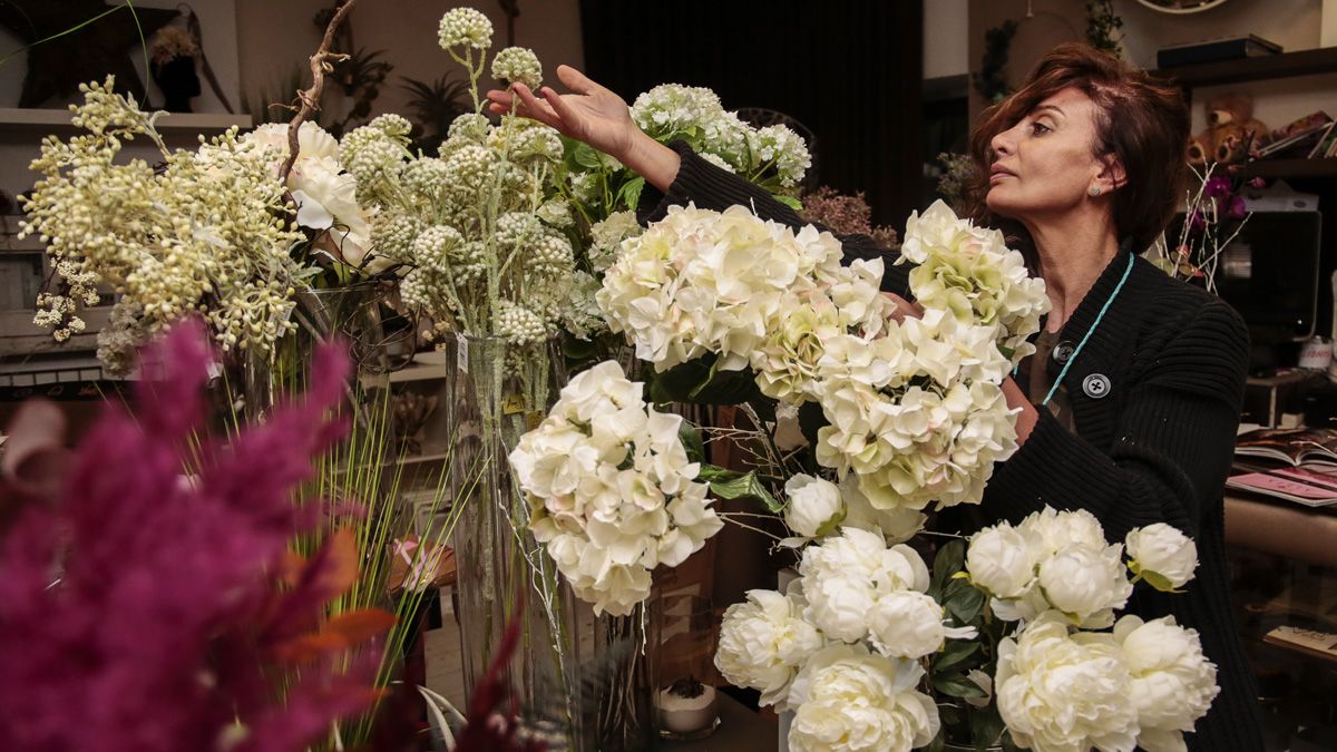 La florista Natalia Crespo, que ostenta el título de la segunda mejor artista floral de España, imparte dos talleres de arreglos florales en el Museo Casa Botines Gaudí de León. | ICAL