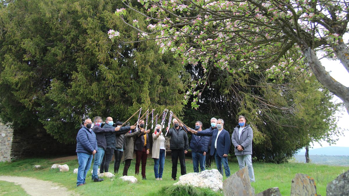 Los pedáneos ponferradinos bajo el Tejo de San Cristóbal.