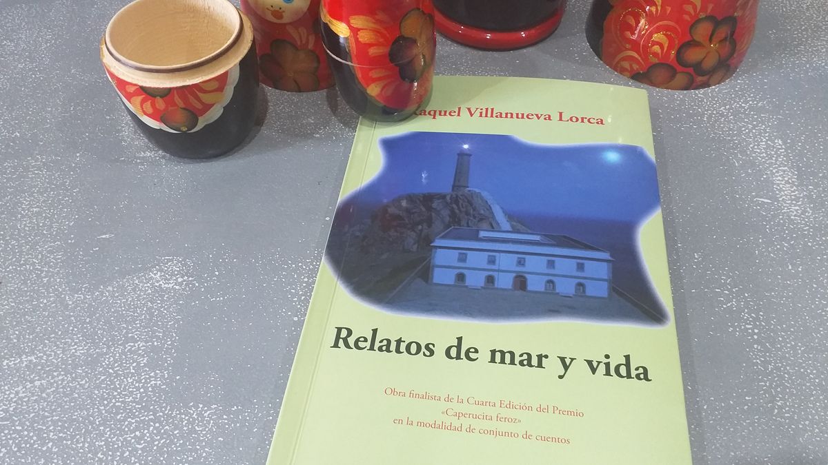 Portada del libro  "Relatos de mar y vida", en la mesa de lectura de Ruy.