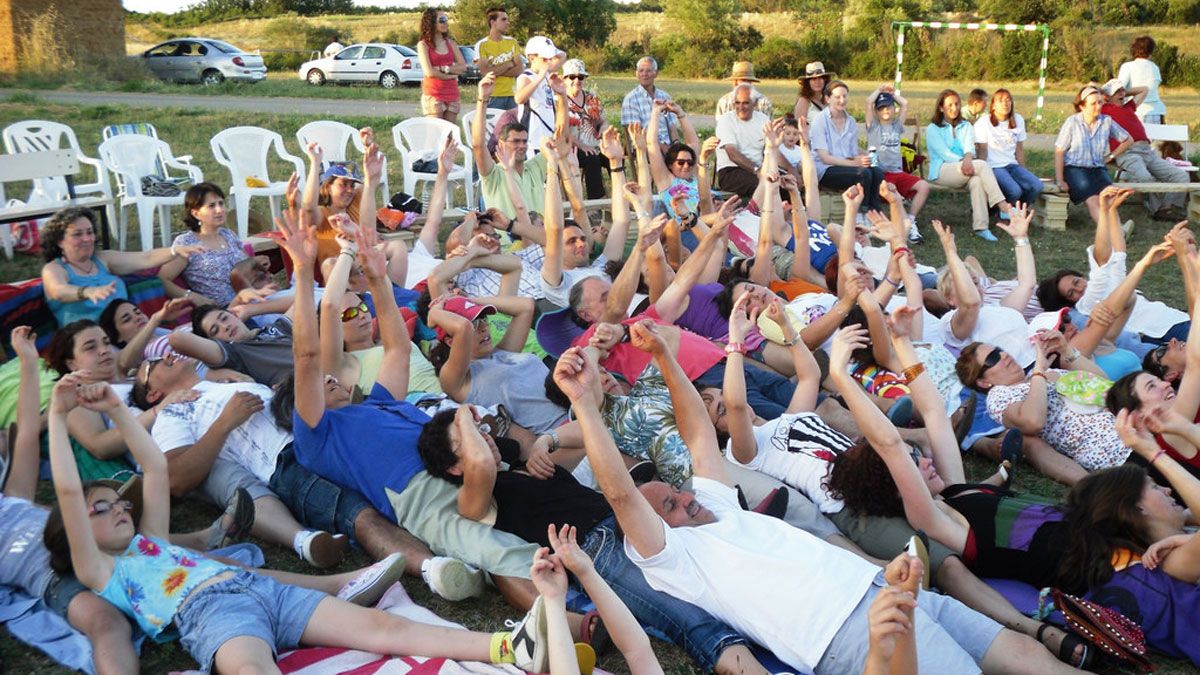 Decenas de personas participan en una sesión de risoterapia de Mari Cruz García, en una imagen de archivo.| L.N.C.