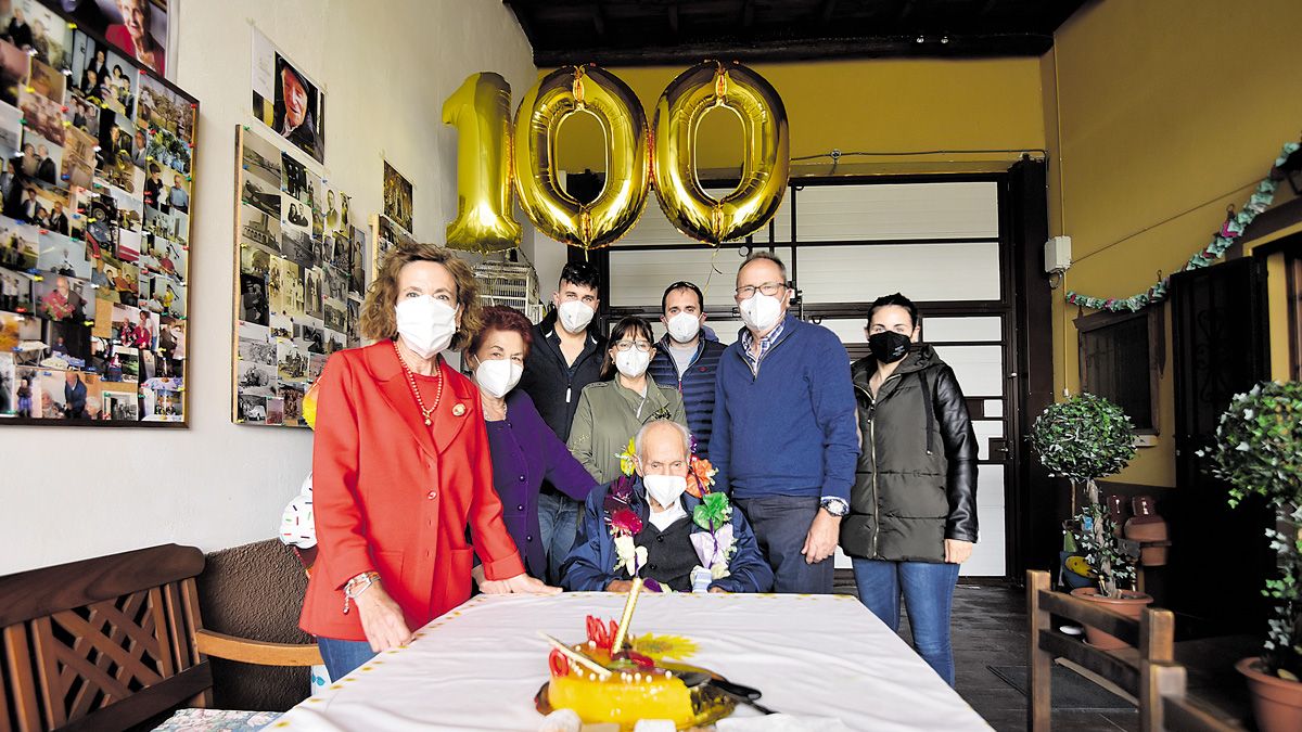 Gerardo junto a su familia en su cien cumpleaños. | SAÚL ARÉN