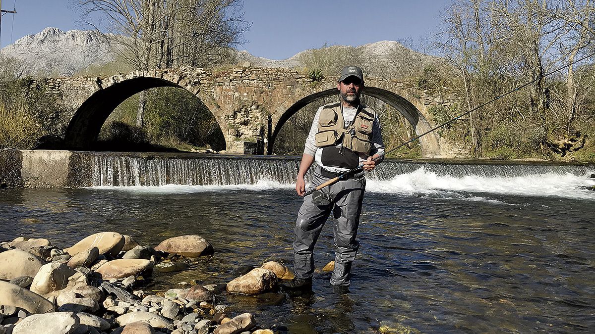 El balonmanista Juanín García Lorenzana practicando su otra pasión, la pesca, en uno de sus rincones favoritos, al lado del puente de Serrilla. | L. PASTORIZA