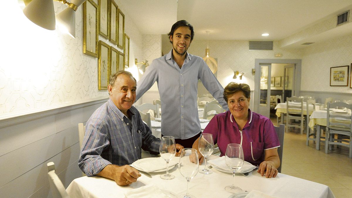 En la imagen, Rafa, el dueño del restaurante, posa junto a la jefa de cocina y su hijo, Blas, quien heredará la gerencia del local en el futuro. | Daniel Martín