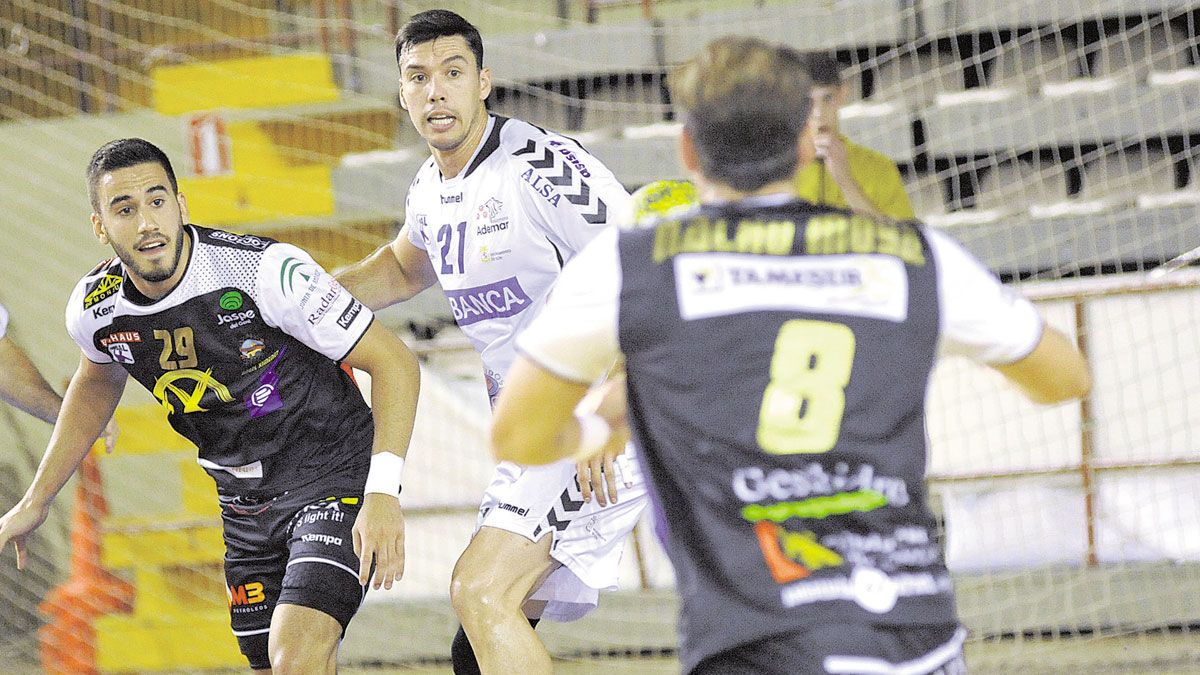 Mikel Aguirezabalaga defiende el ataque de Moya.| DANIEL MARTIN