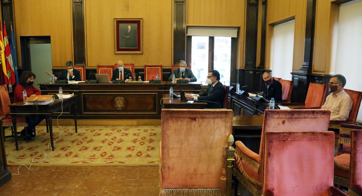 Un momento del pleno celebrado este viernes en el Ayuntamiento de San Marcelo. | L.N.C.