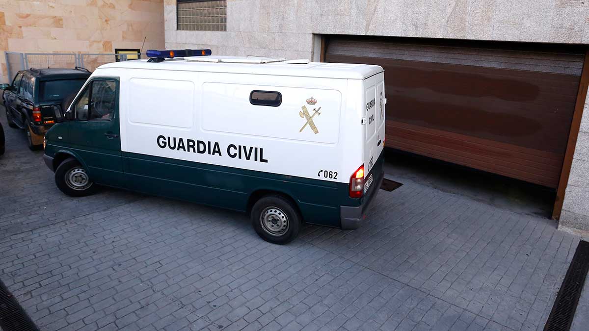 Uno de los furgones en los que fueron trasladas las imputadas de la cárcel a los juzgados. | CARLOS S. CAMPILLO (ICAL)