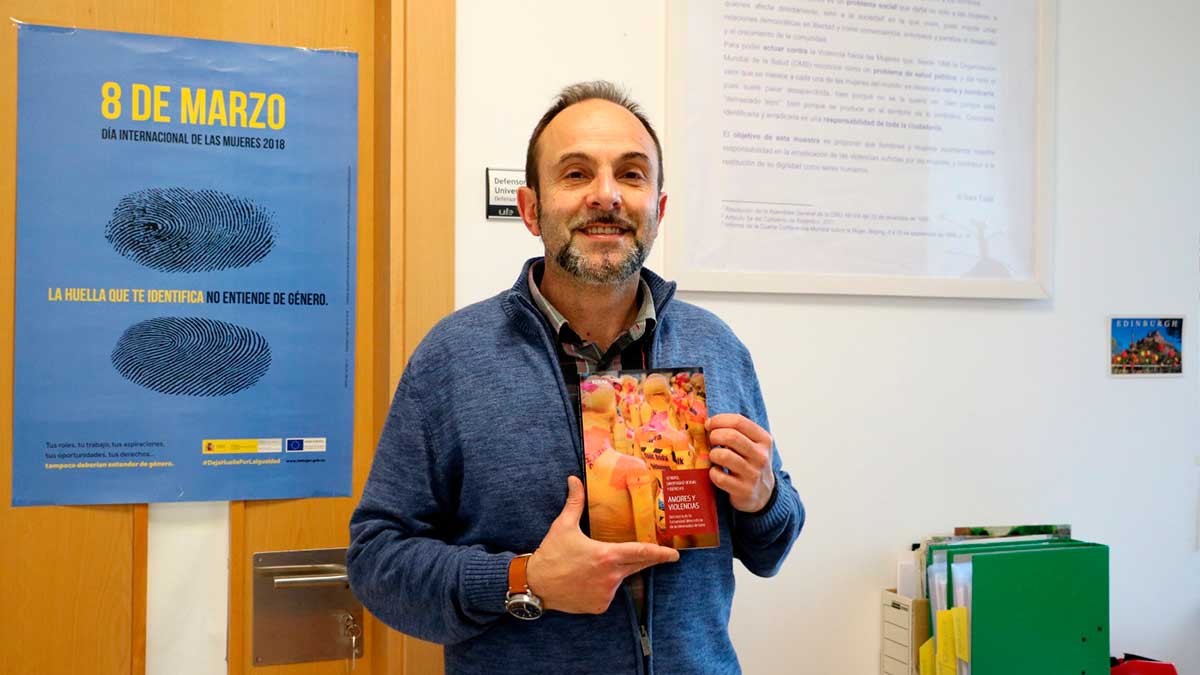 Paulino Pardo, defensor de la comunidad universitaria, con el libro. | L.N.C.