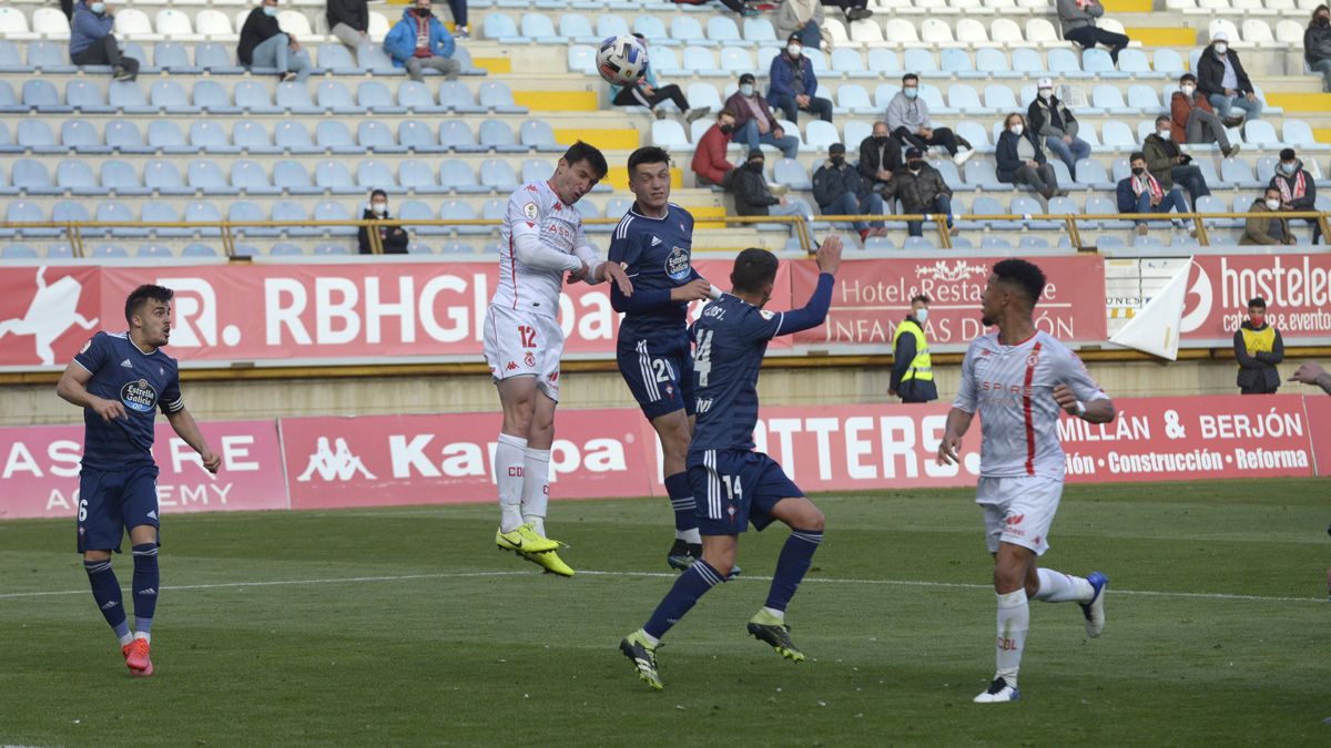 Un instante del choque entre la Cultural y el Celta B en el Reino. | MAURICIO PEÑA