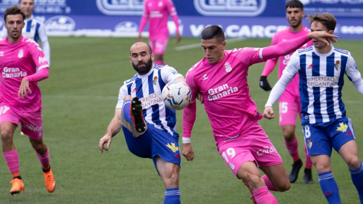 Paris pelea por un balón dividido frente a Las Palmas en el choque de la primera vuelta. | LALIGA