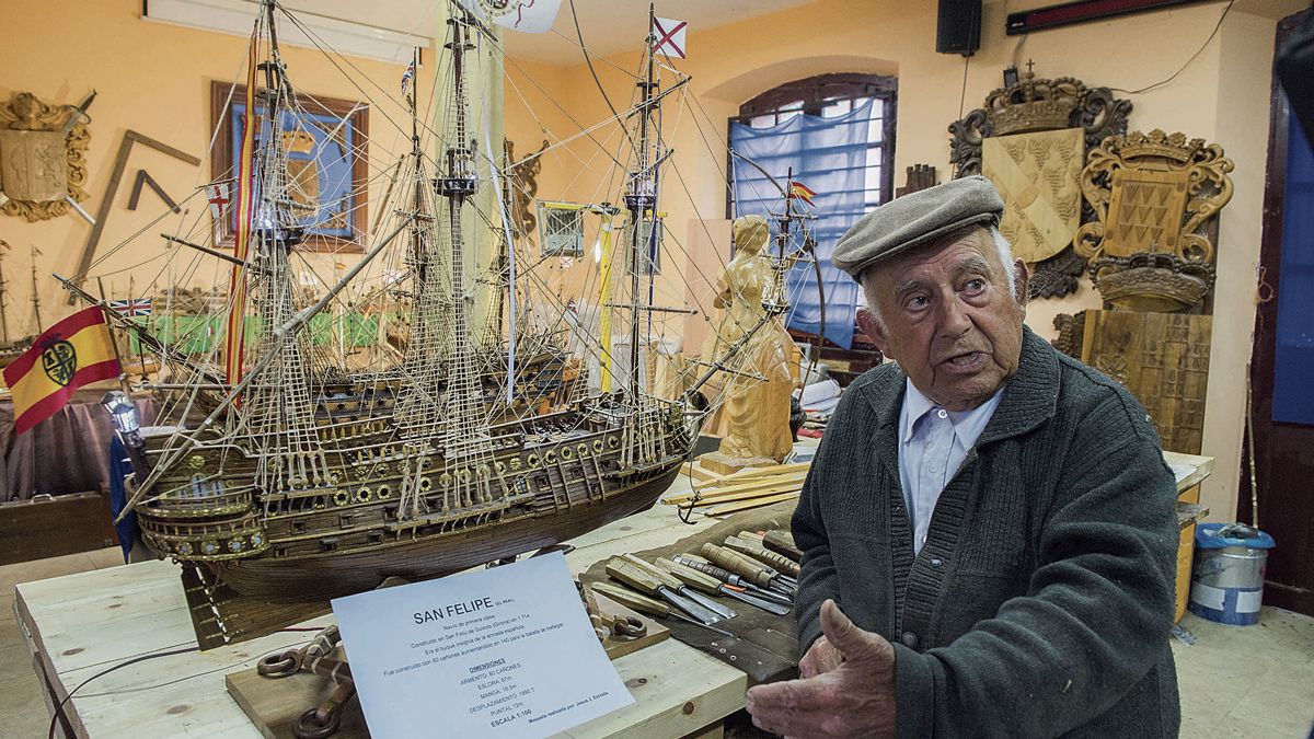 Felipe Fernández delante de una de las reproducciones, el cartel explicativo del San Felipe, «mi nombre», y las herramientas de trabajo.  | MAURICIO PEÑA