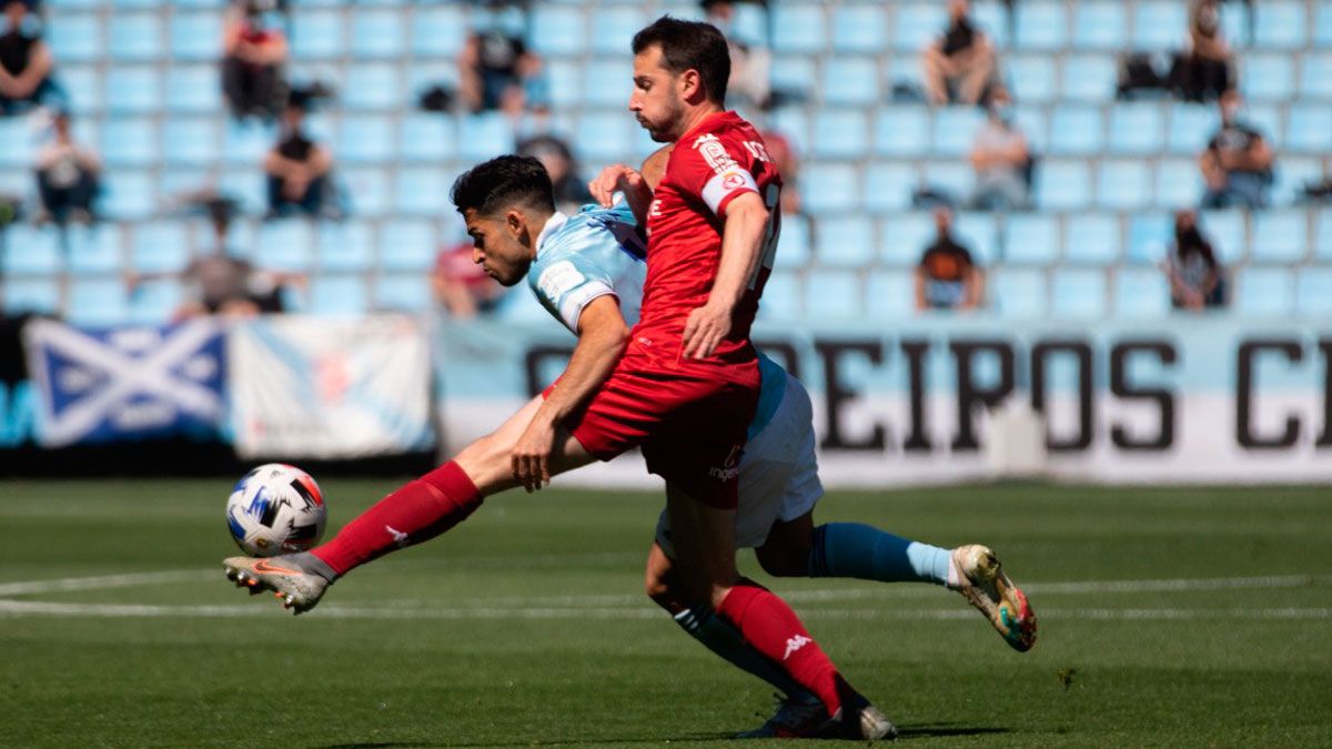 Castañeda intenta recuperar un balón. | RCCELTA