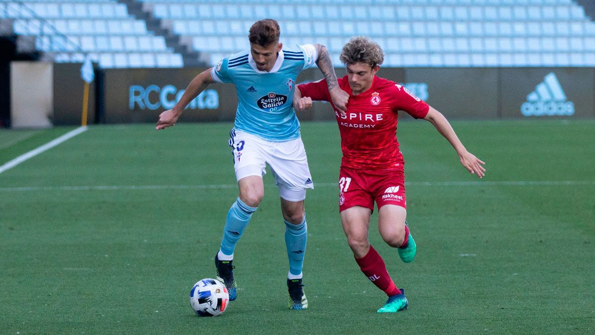 Marcos tapa la subida del atacante del Celta B. | RCCELTA