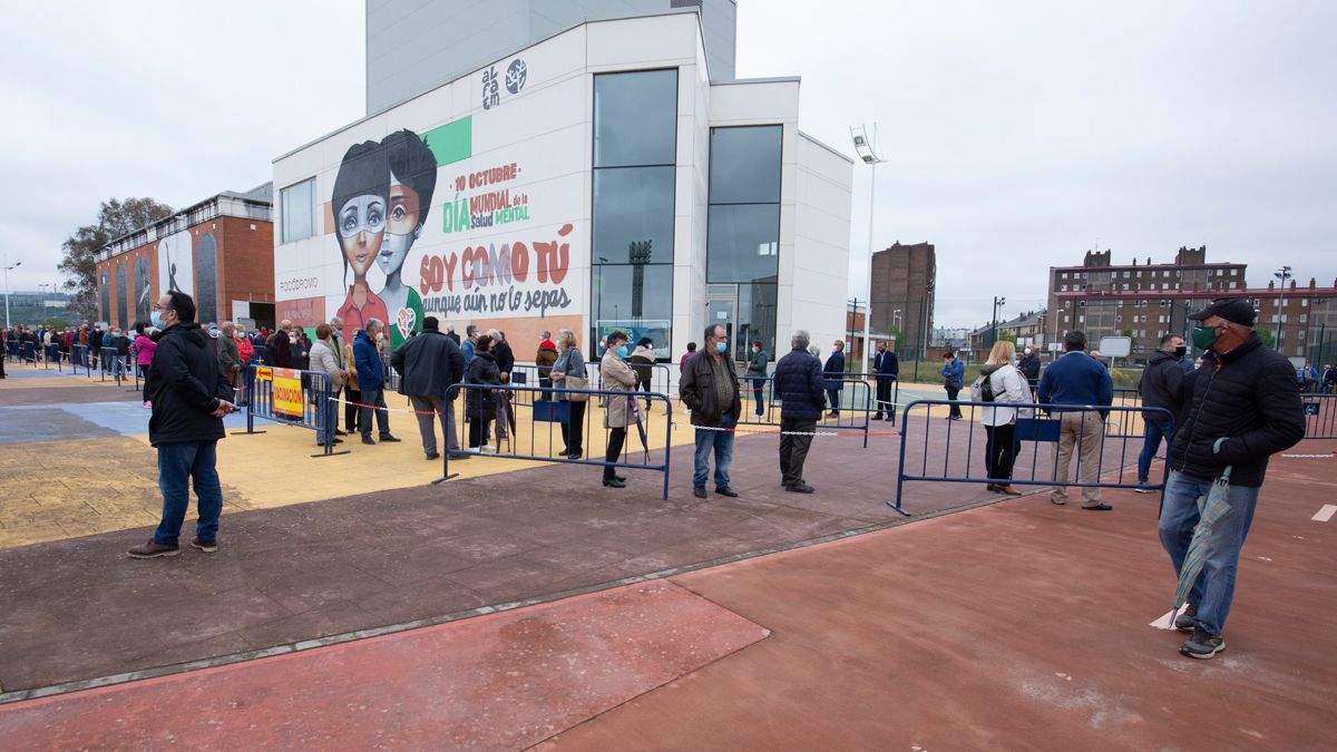 Espera a las puertas del complejo deportivo para recibir la vacuna. | ICAL