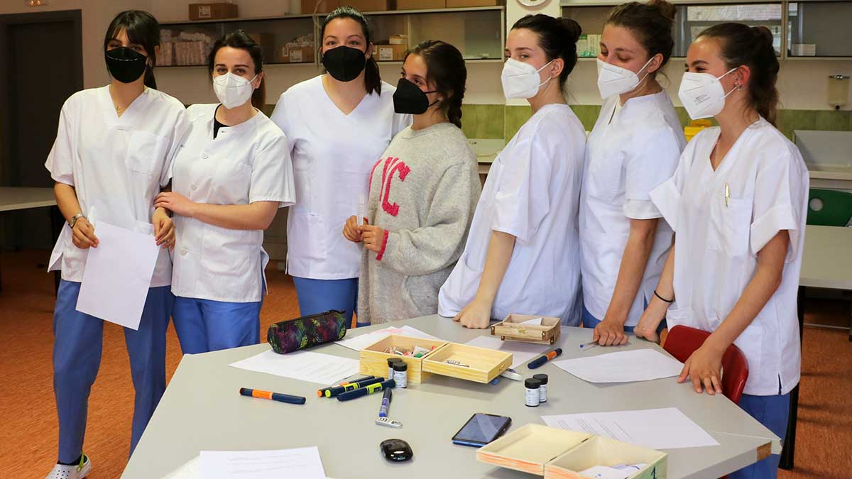 Un grupo de futuras enfermeras realizando una de las pruebas. | L.N.C.