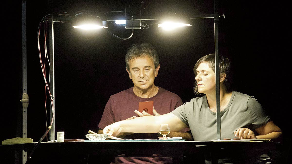 Miguel de Lira y Patricia de Lorenzo son los principales intérpretes de este montaje que combina el teatro documental y la ficción cinematográfica. | JOSÉ VICENTE