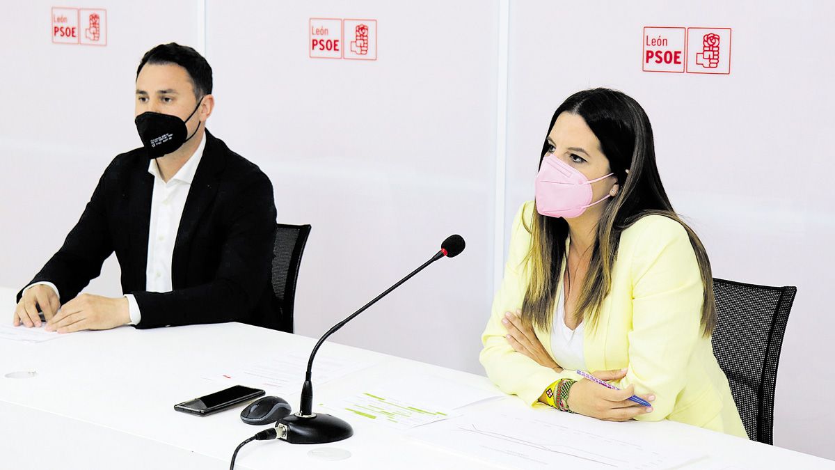 Javier Alfonso Cendón y Nuria Rubio durante la rueda de prensa. | L.N.C.