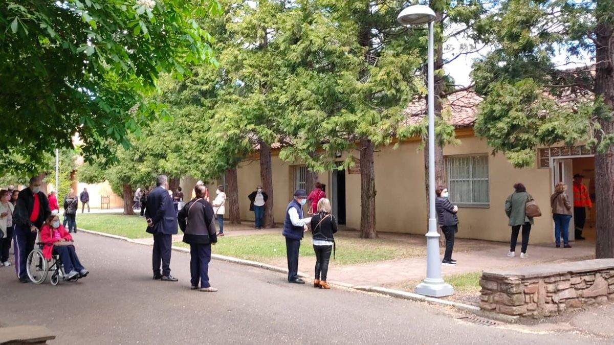 Cola este miércoles para vacunarse en el centro de mayores de José Aguado. | MARIO LÓPEZ