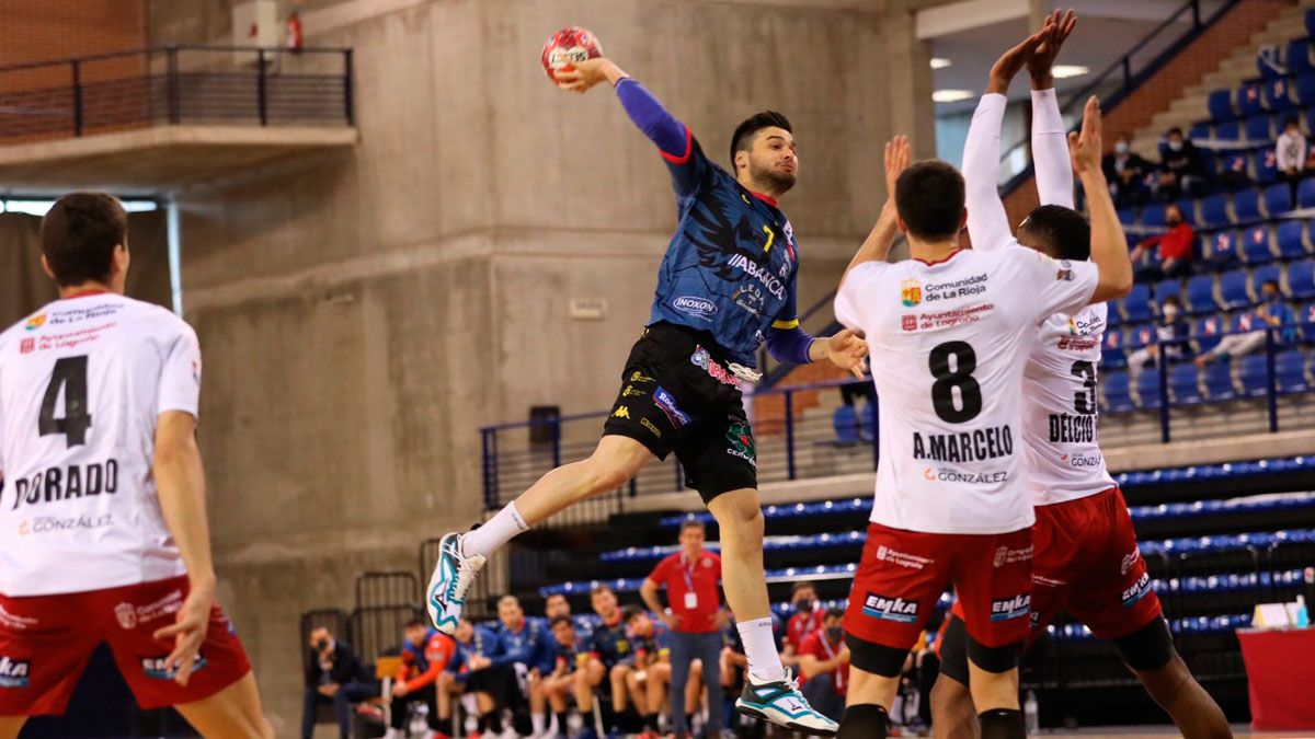 Natan lanza a portería durante el partido en Logroño. | JUANJO ACOBI