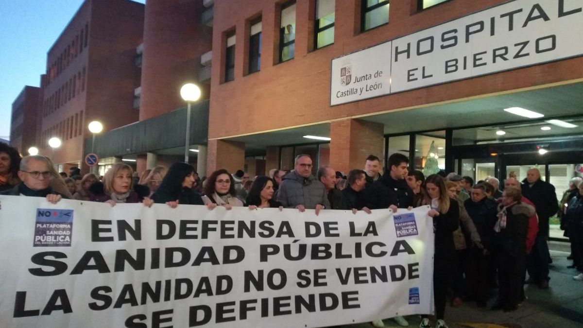 Una de las manifestaciones frente al Hospital por la sanidad pública. | M.I.