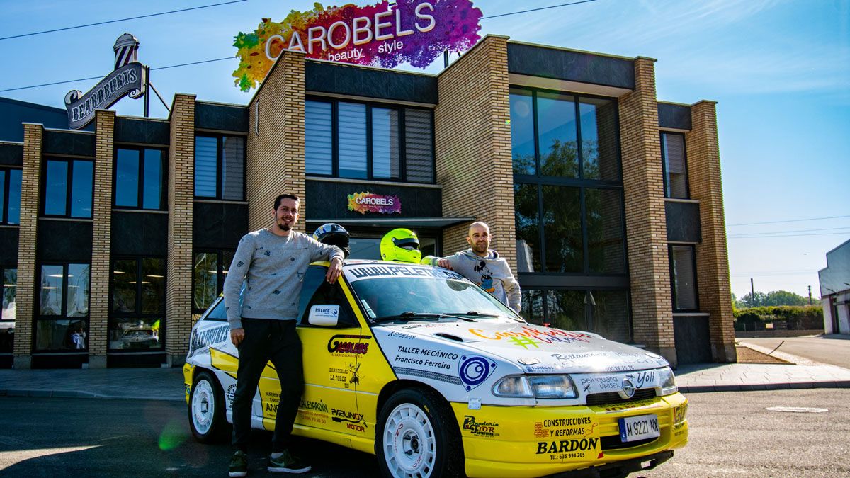 Héctor Martínez e Iván Rellán junto a su Opel Astra frente a la sede de Carobels.  | LNC