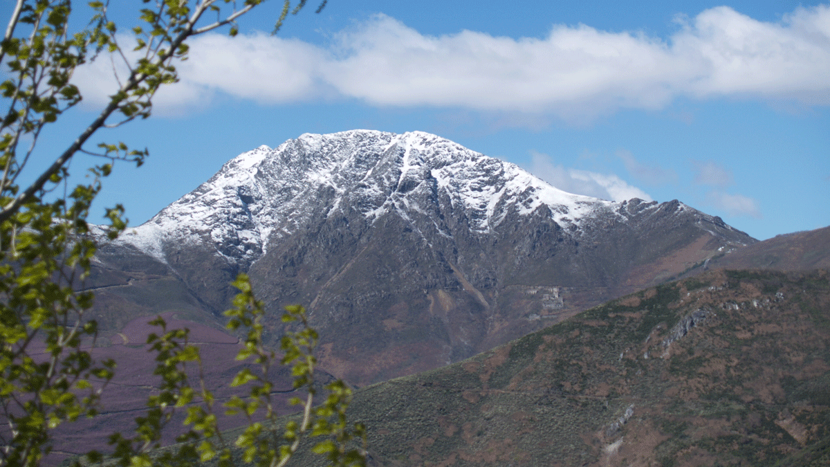 La majestuosa Peña del Seo, balcón que mira a toda la comarca, fue un punto de desarrollo de extracción de wolfram de los más importantes del país. | RAMÓN CELA La majestuosa Peña del Seo, balcón que mira a toda la comarca, fue un punto de desarrollo de extracción de wolfram de los más importantes del país. | RAMÓN CELA