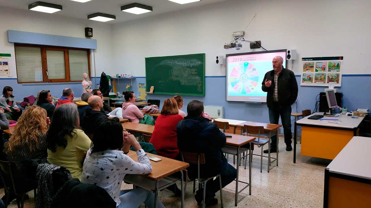 José Luis Ventín imparte una charla sobre ciberseguridad a padres. | L.N.C.