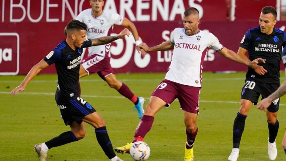 Iván Rodríguez, que apunta a la titularidad, intenta robar un balón a Ortuño. | LA LIGA