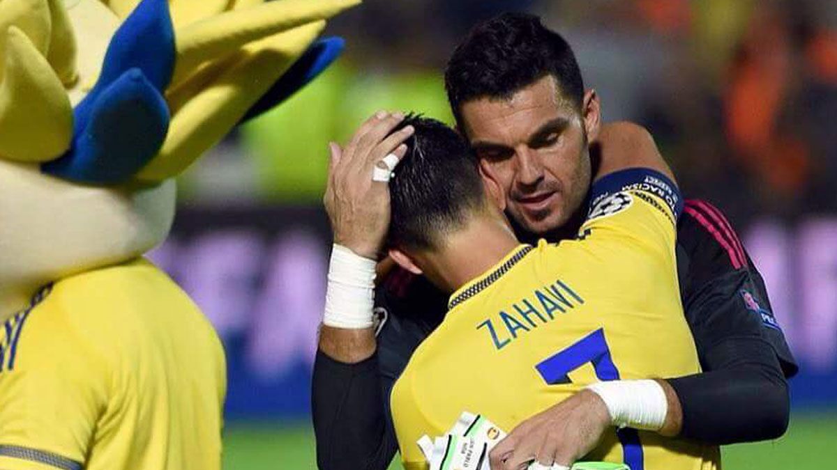 Juan Pablo celebra con Zahavi el pase en la Champions. | NADAV ARZOAN