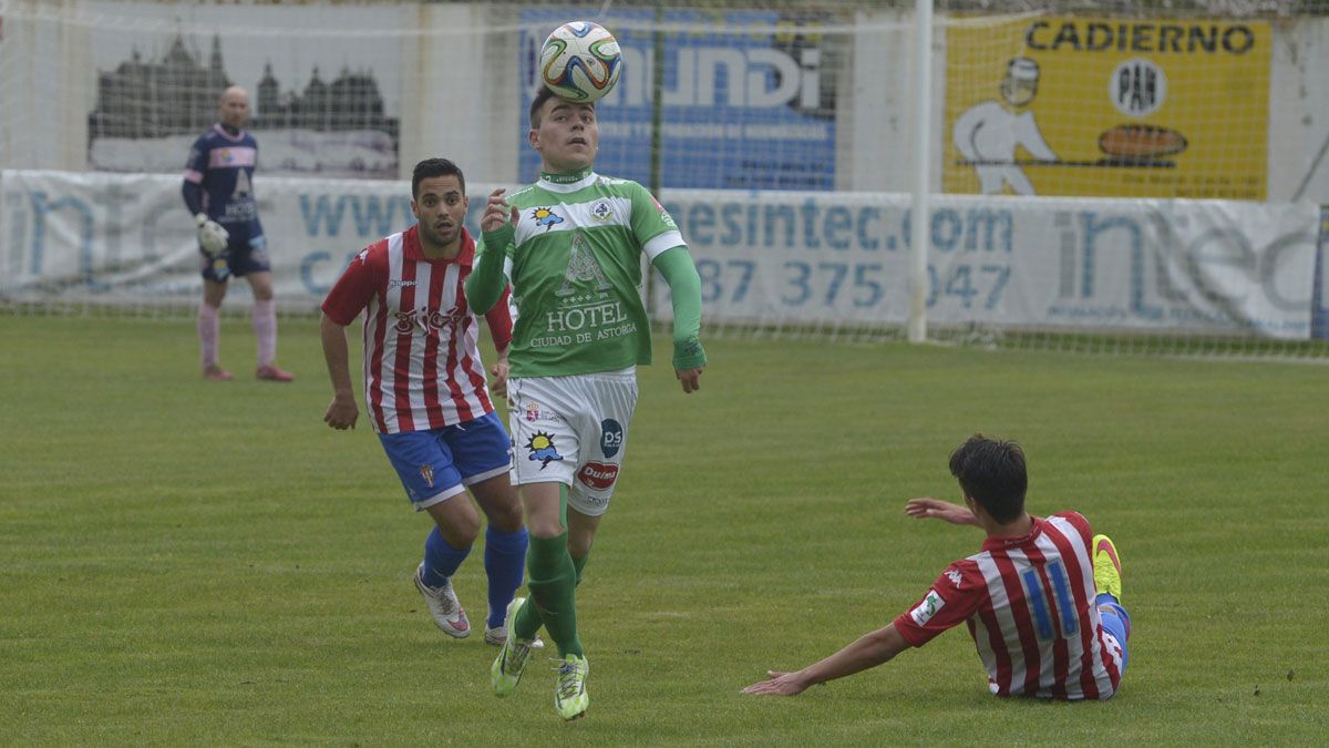 Diego, peleando un balón ante el Coruxo, será baja en Santander. | MAURICIO PEÑA