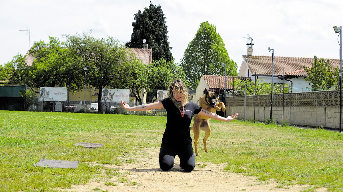 Un momento de los ejercicios, casi malabares, que Fanny Coucheiro realiza con los perros que adiestra, en este caso con Katy . | MAURICIO PEÑA