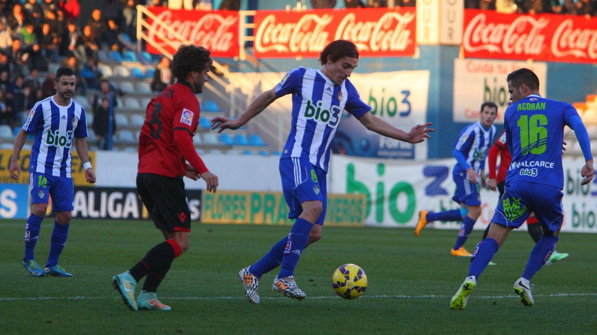 Berrocal conduce el balón en el partido de la temporada pasada ante el Mallorca. | CÉSAR SÁNCHEZ