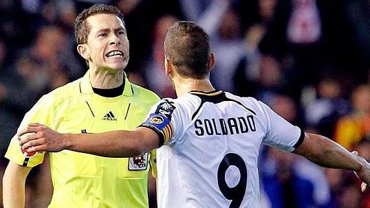 El colegiado berciano intenta acallar las protestas de Roberto Soldado durante un encuentro en que pitaba al Valencia. | EFE