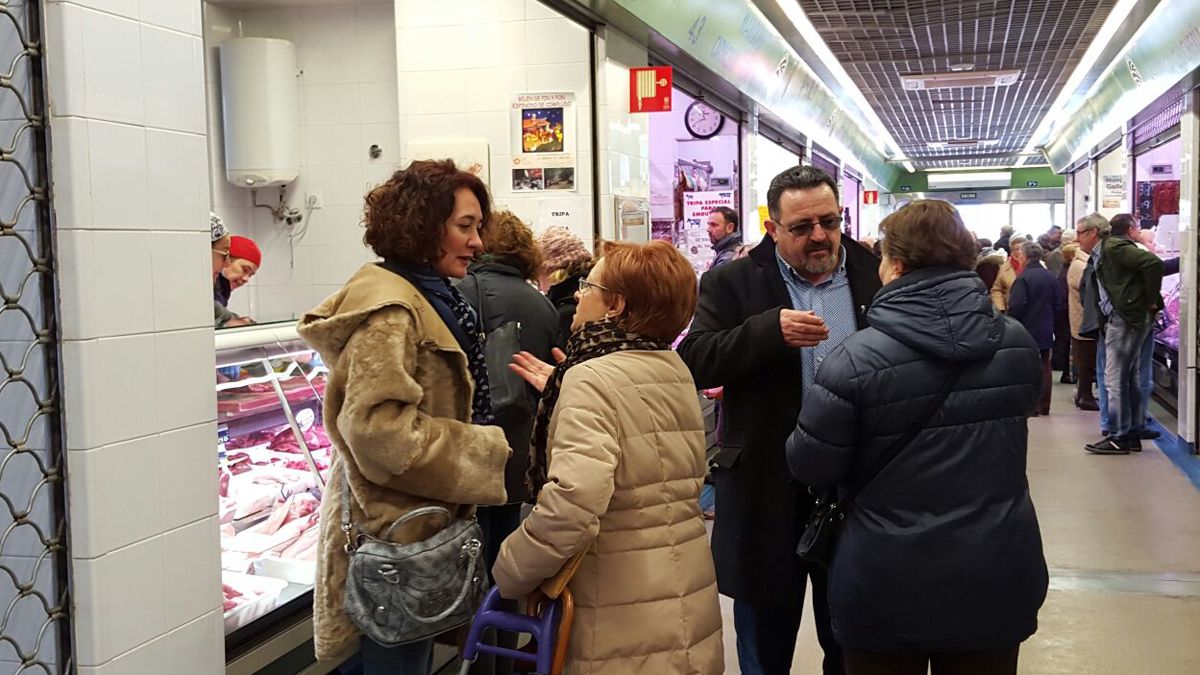 Gancedo (I), ayer en el Mercado de Jóvenes Creadores. | L. N. C.