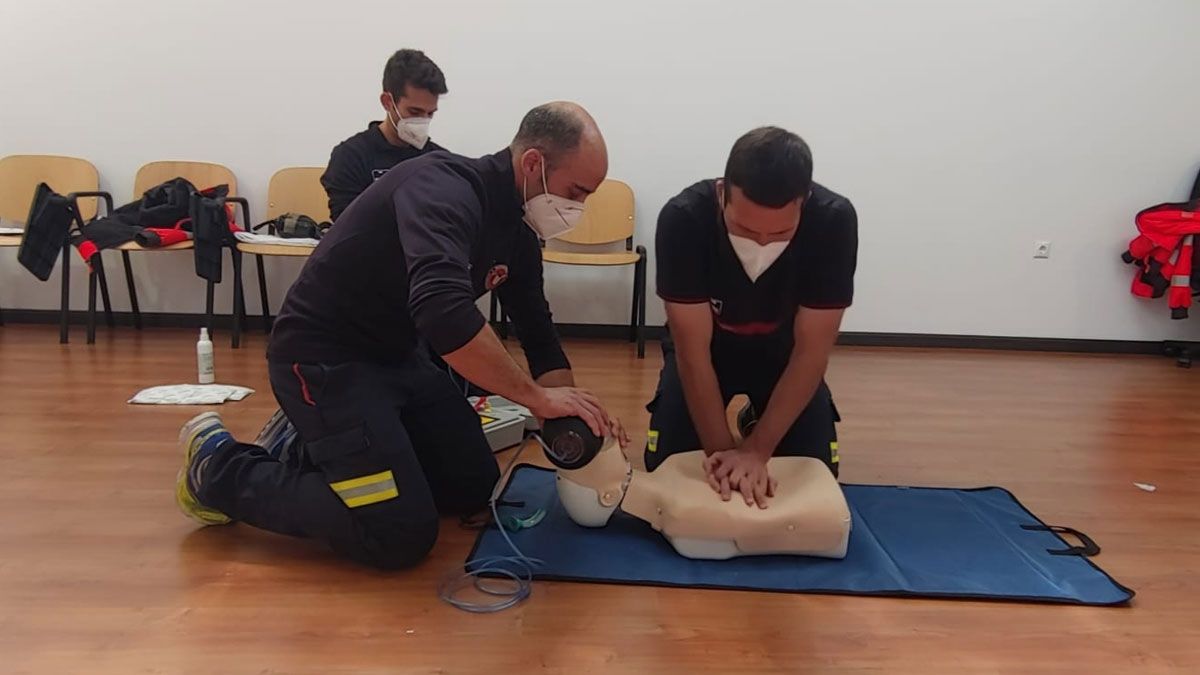 Bomberos realizando el curso sobre RCP.