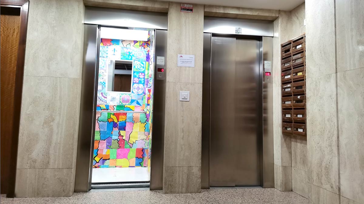 El colorista resultado final de la intervención en el ascensor.