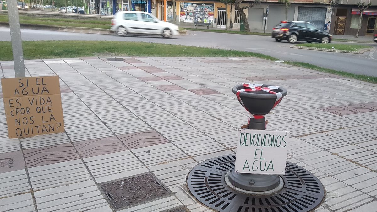 Algunos de los carteles reivindicativos en la avenida de la Martina. | M.I.