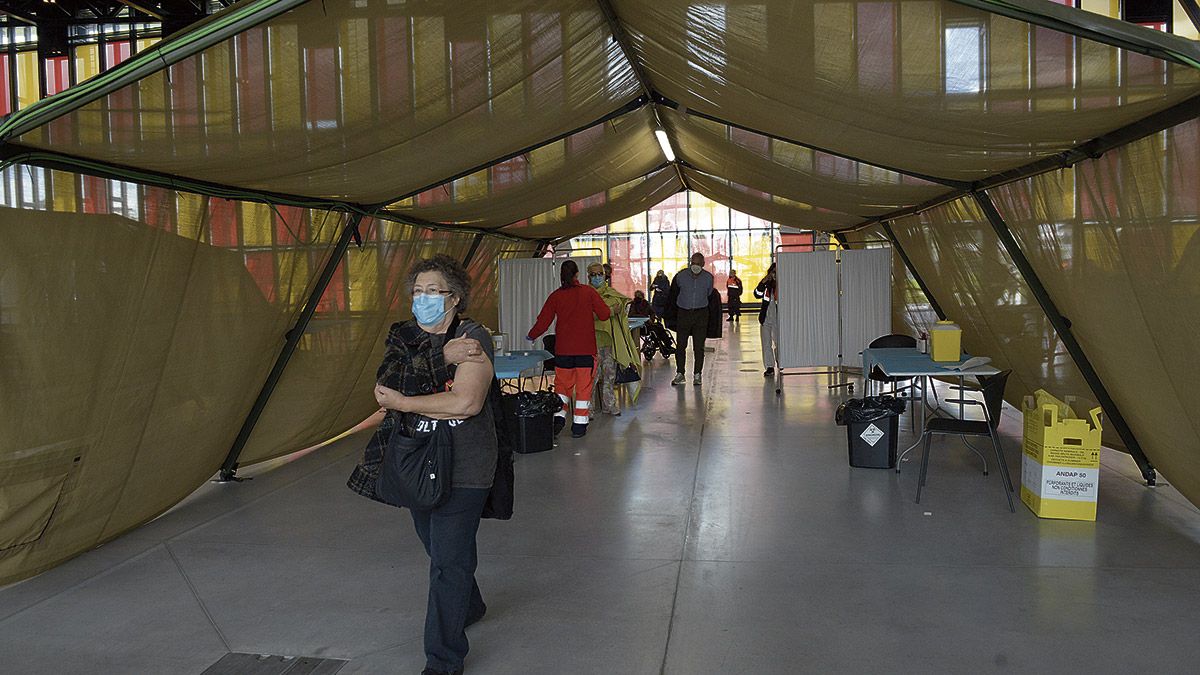 Todos los mayores de 60 están llamados a vacunarse esta semana en el Palacio de Exposiciones de León. | MAURICIO PEÑA