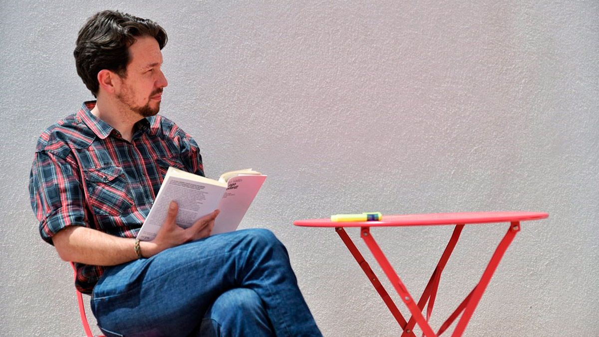 El exsecretario general de Podemos, Pablo Iglesias, lee un libro tras cortarse el pelo. | EP