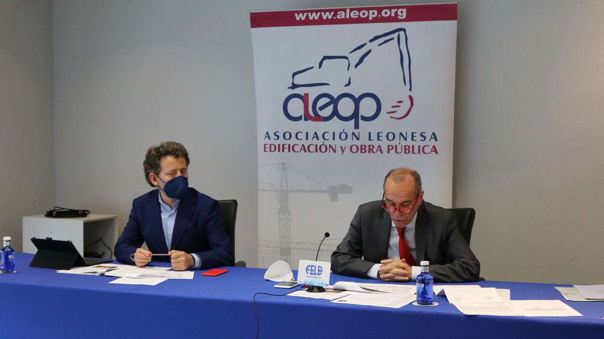 Enrique Suárez y Juan María Vallejo, durante la asamblea telemática de Aleop. | L.N.C.
