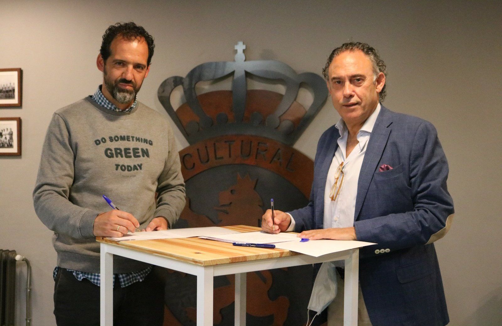 Ramón González y Felipe Llamazares, en la firma del contrato. | CYD