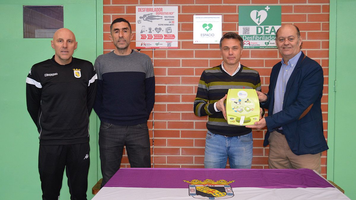 En la foto, realizada antes de la pandemia: el alcalde Juan Pablo Regadera, el concejal de deportes, Justo López, el coordinador de deportes, Jesús Barrientos y el delegado del Proyecto Salvavidas, Matías Sánchez